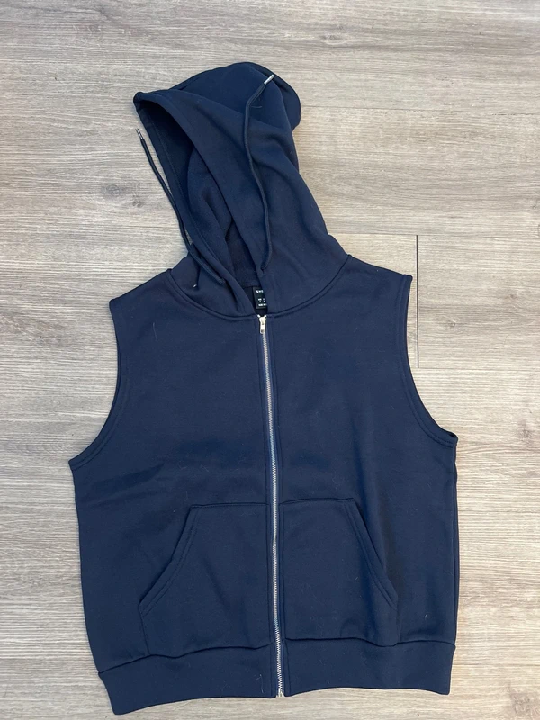 Avant SkuPilot : photo brute gilet sur cintre avant suppression fond automatique par IA